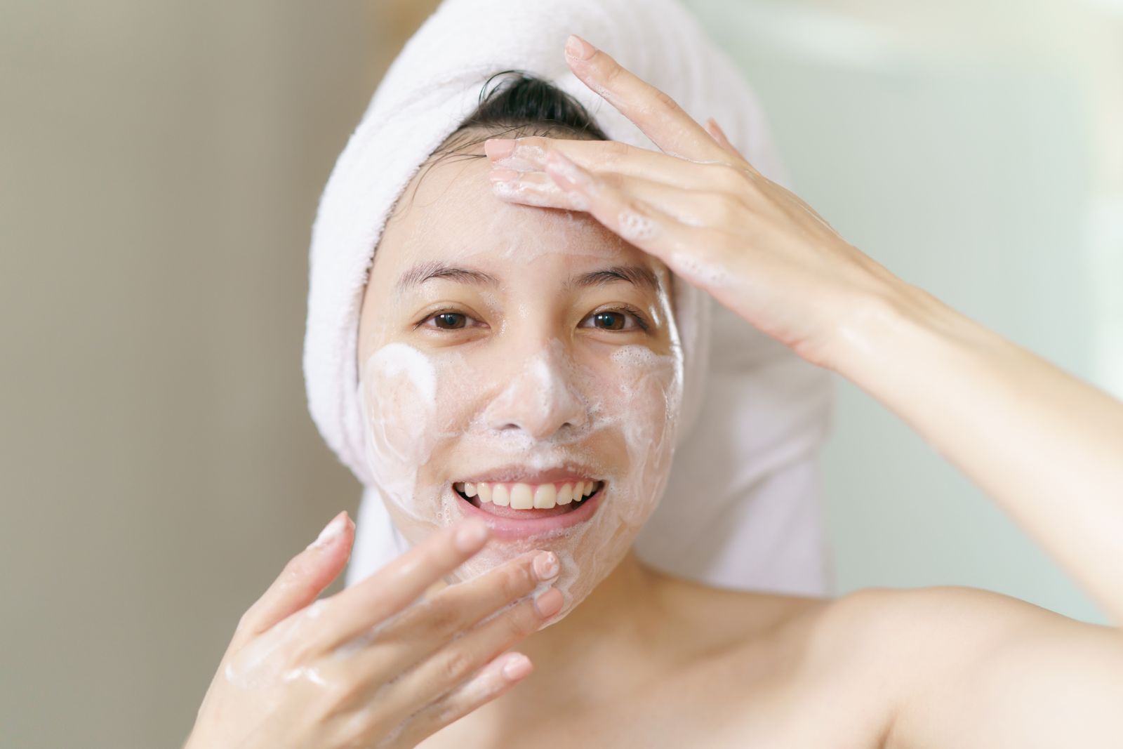 woman using Cleanser for her face